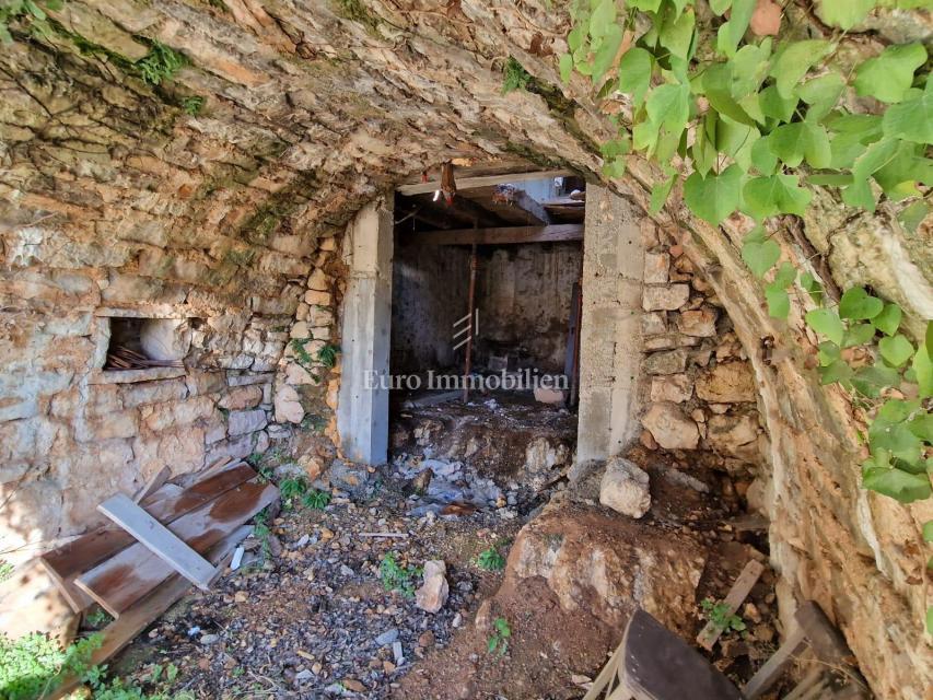 Kamnita hiša za obnovo s pogledom na morje na otoku Krku