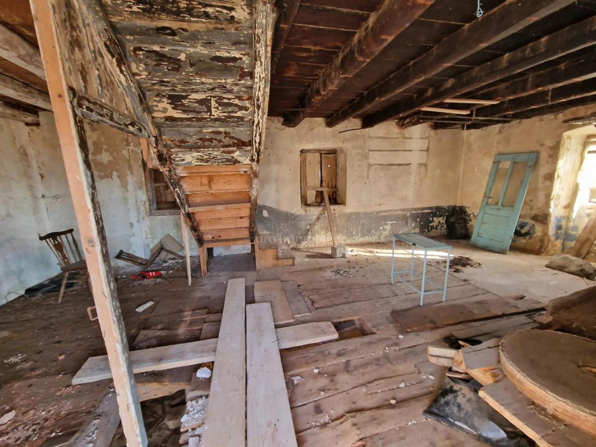 Kamnita hiša za obnovo s pogledom na morje na otoku Krku