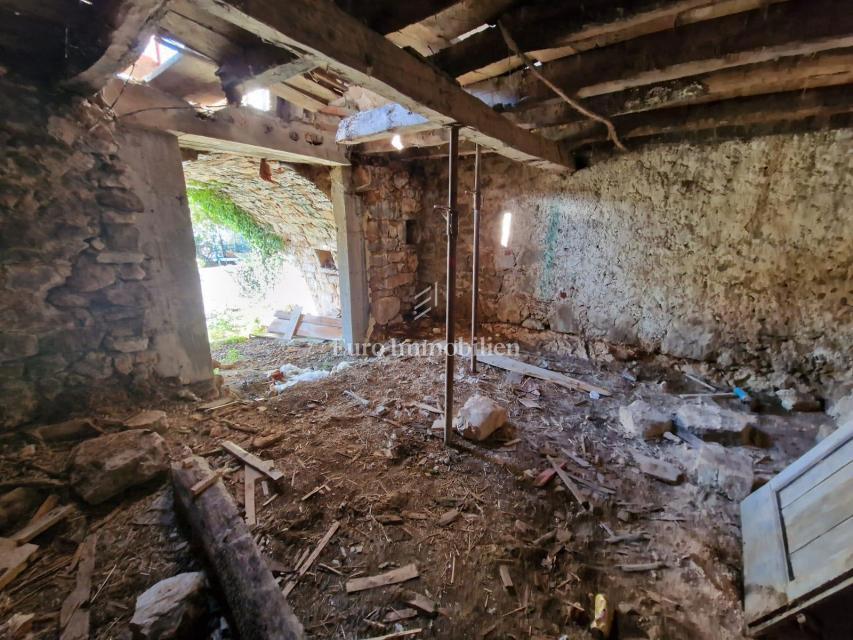 Kamnita hiša za obnovo s pogledom na morje na otoku Krku