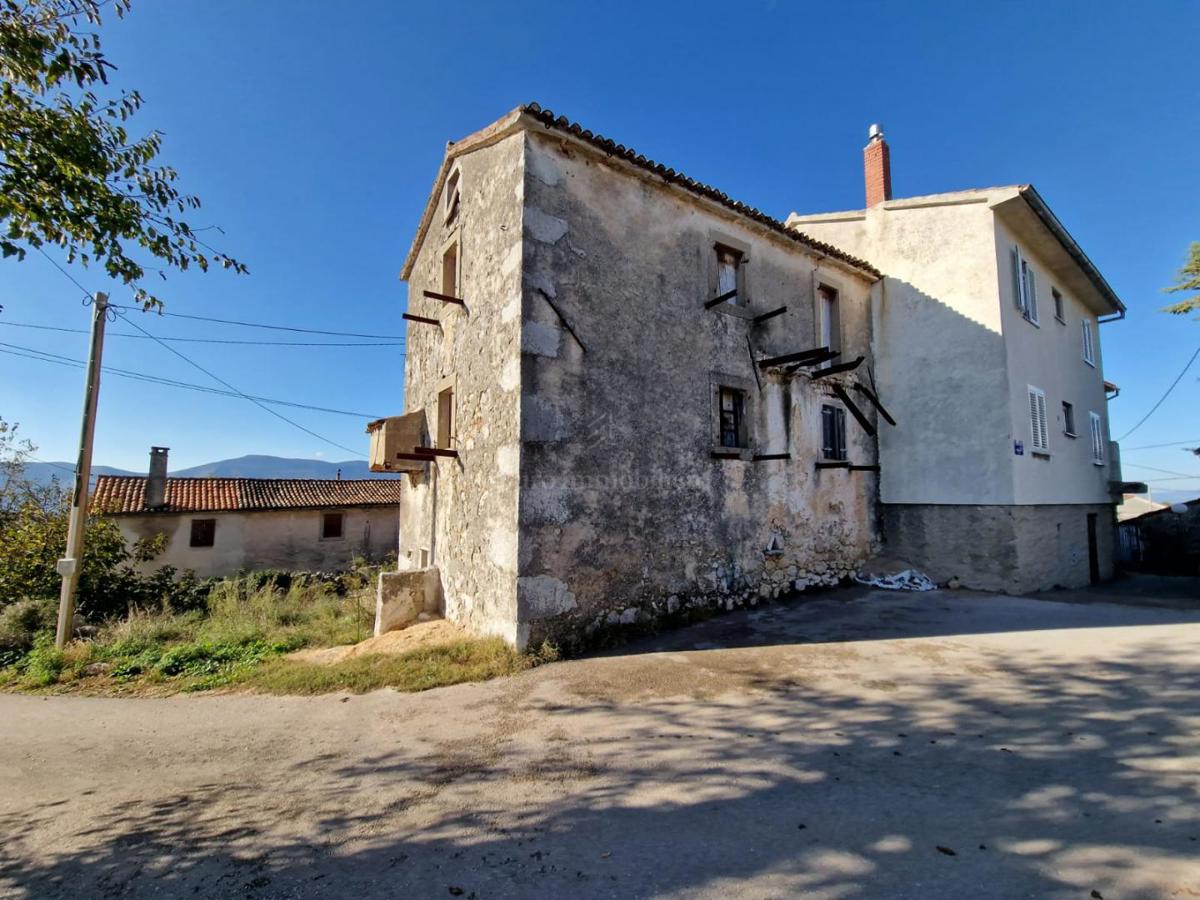 Kamnita hiša za obnovo s pogledom na morje na otoku Krku