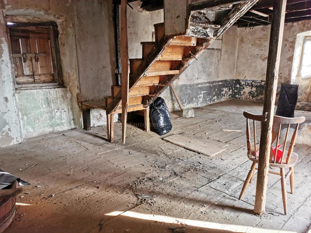 Kamnita hiša za obnovo s pogledom na morje na otoku Krku