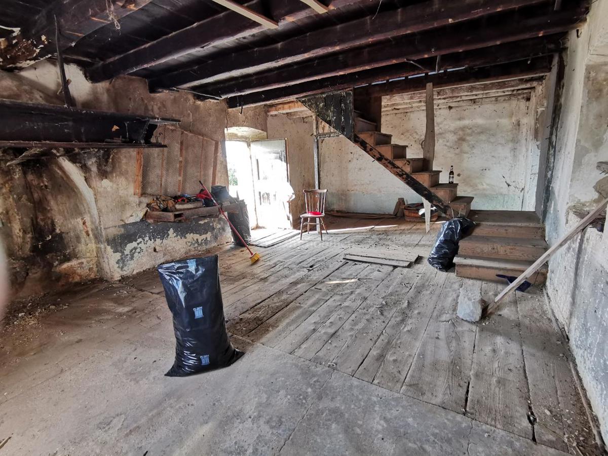 Kamnita hiša za obnovo s pogledom na morje na otoku Krku