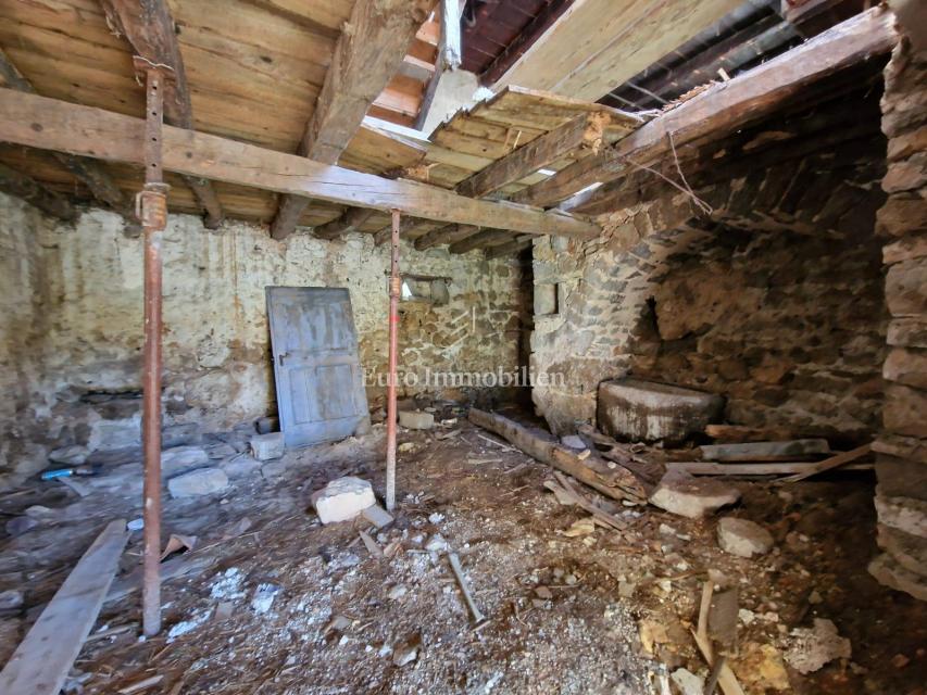 Kamnita hiša za obnovo s pogledom na morje na otoku Krku