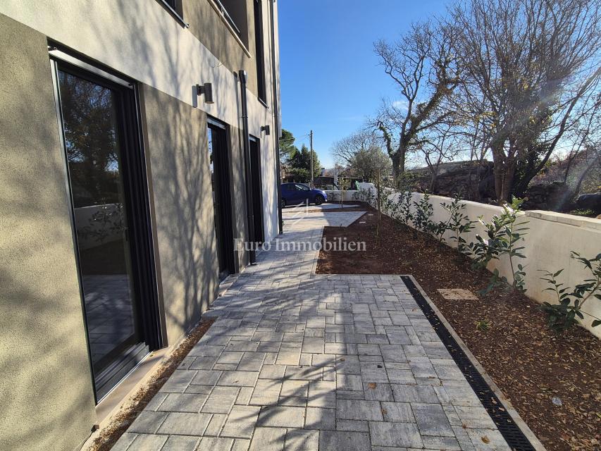 Stanovanje v pritličju novogradnje z vrtom