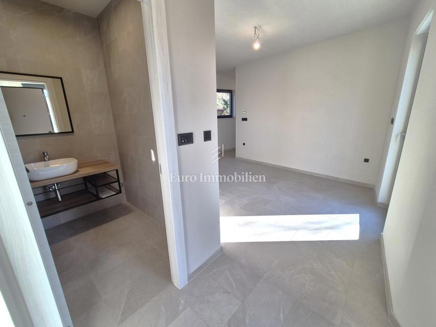 Stanovanje v pritličju novogradnje z vrtom