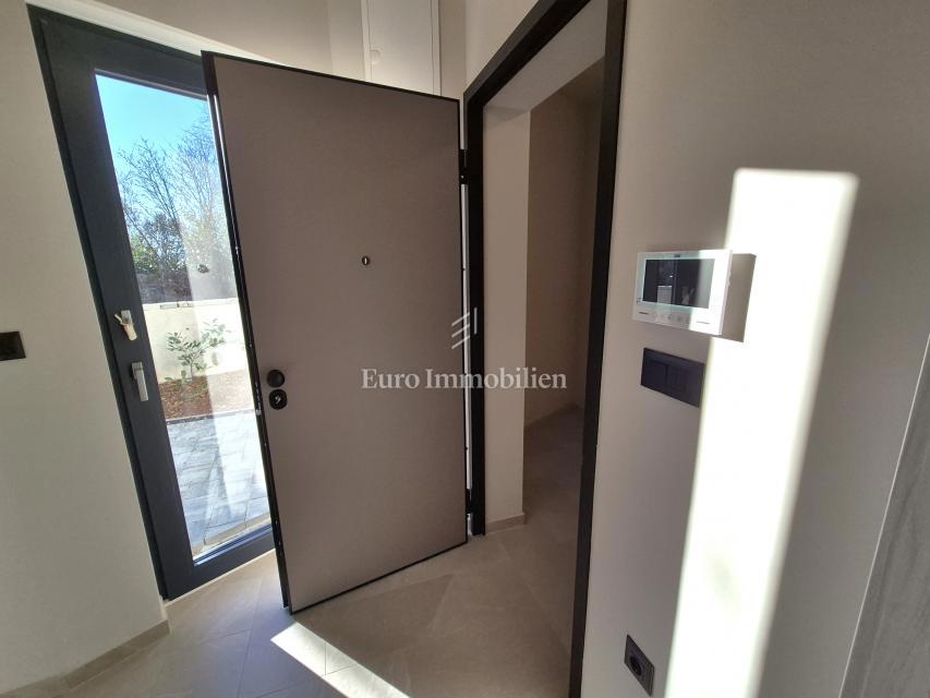 Stanovanje v pritličju novogradnje z vrtom