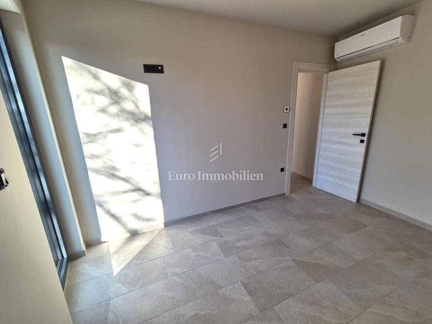 Stanovanje v pritličju novogradnje z vrtom