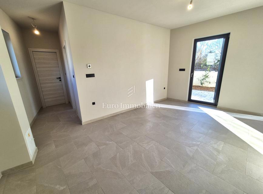 Stanovanje v pritličju novogradnje z vrtom