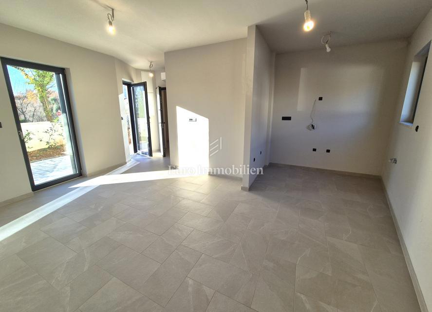 Stanovanje v pritličju novogradnje z vrtom