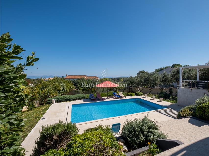 Opremljena vila z bazenom in prostornim vrtom