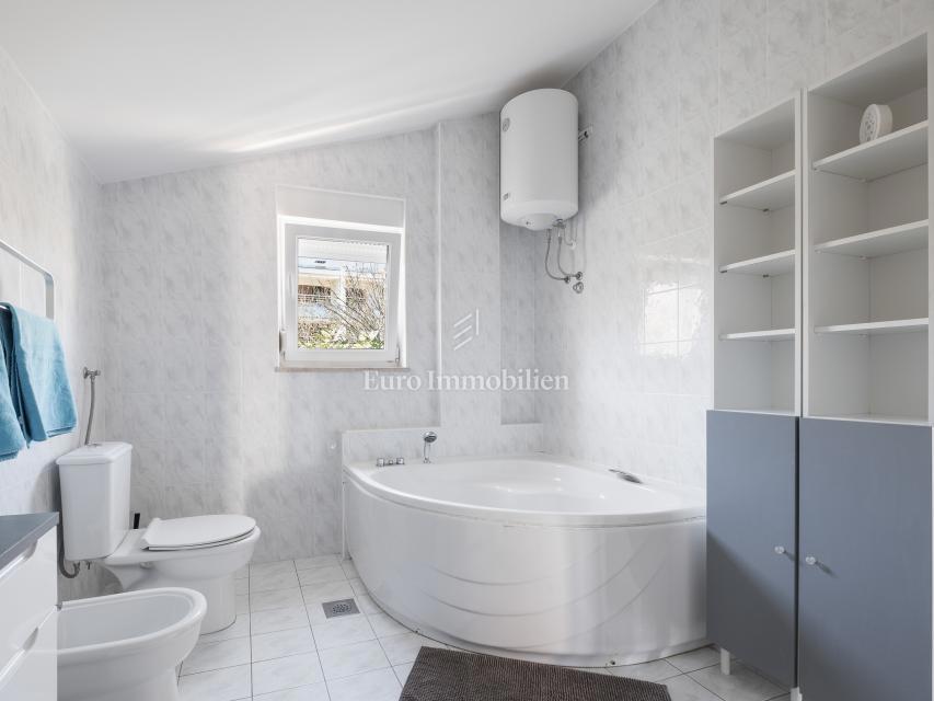 Opremljena vila z bazenom in prostornim vrtom