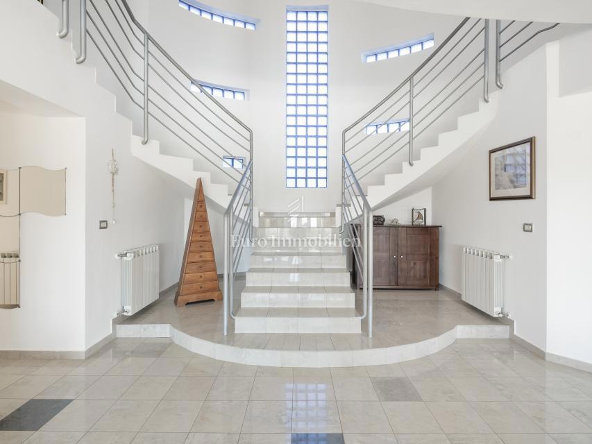 Opremljena vila z bazenom in prostornim vrtom