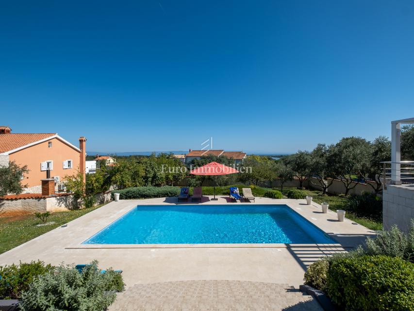 Opremljena vila z bazenom in prostornim vrtom