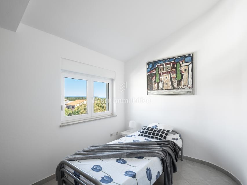 Opremljena vila z bazenom in prostornim vrtom