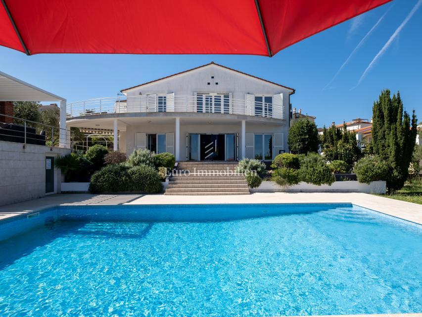 Opremljena vila z bazenom in prostornim vrtom