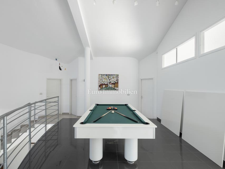 Opremljena vila z bazenom in prostornim vrtom