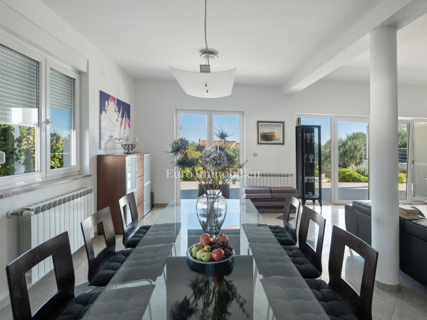 Opremljena vila z bazenom in prostornim vrtom