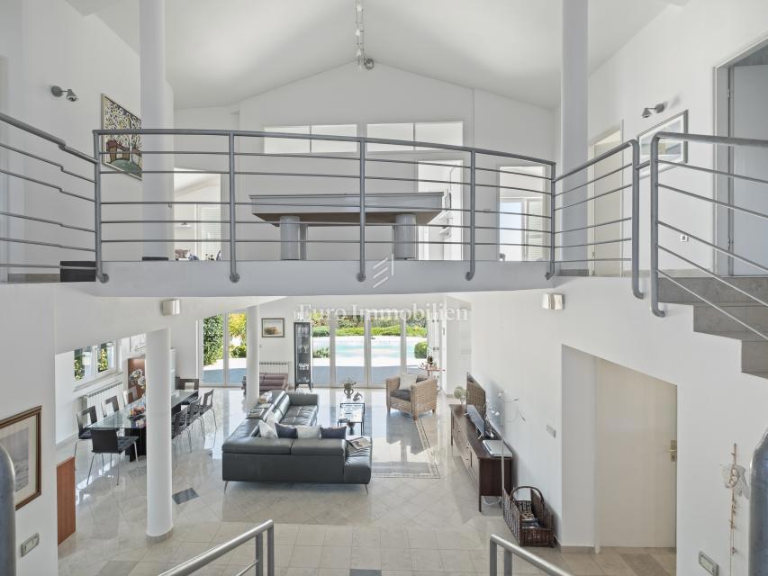 Opremljena vila z bazenom in prostornim vrtom