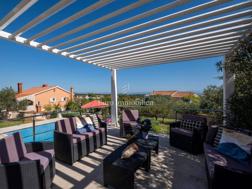 Opremljena vila z bazenom in prostornim vrtom