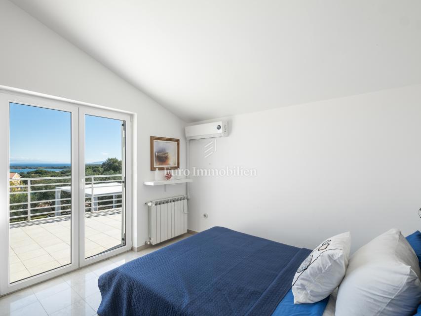 Opremljena vila z bazenom in prostornim vrtom