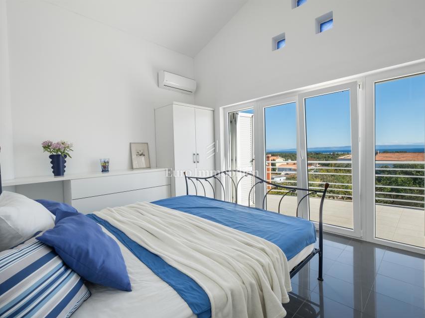 Opremljena vila z bazenom in prostornim vrtom