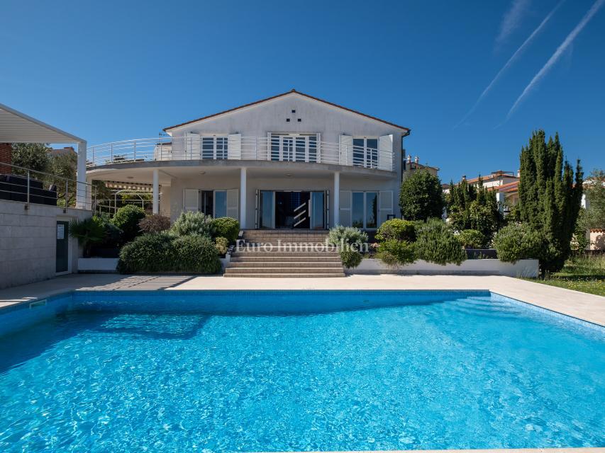 Opremljena vila z bazenom in prostornim vrtom