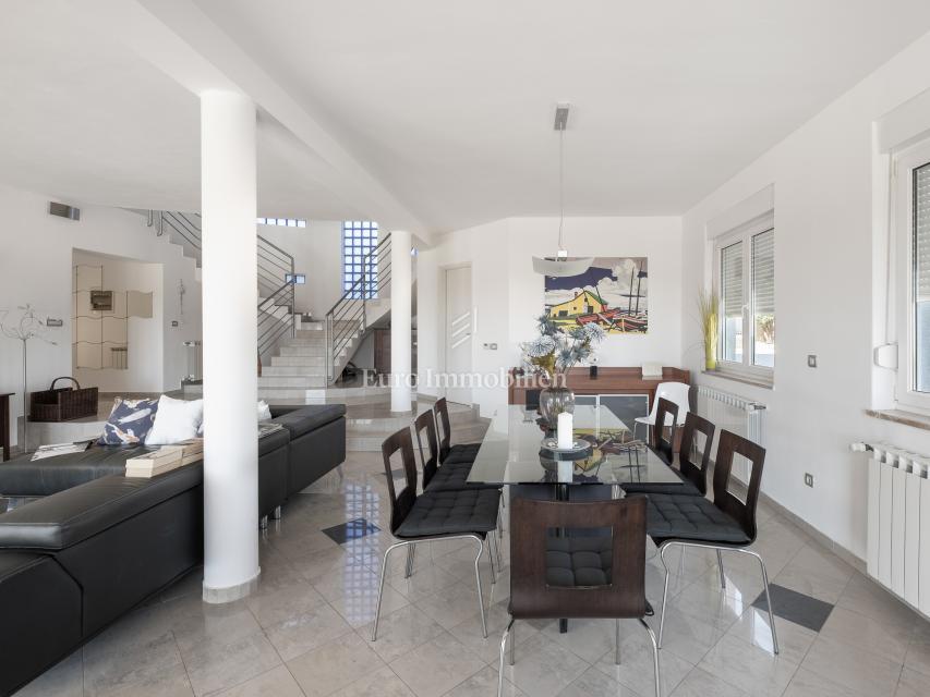 Opremljena vila z bazenom in prostornim vrtom