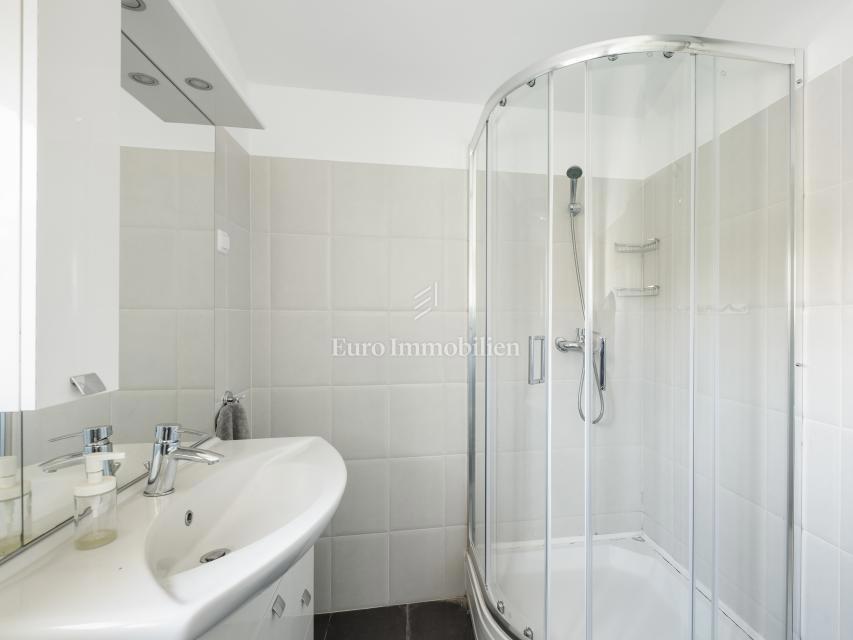 Opremljena vila z bazenom in prostornim vrtom