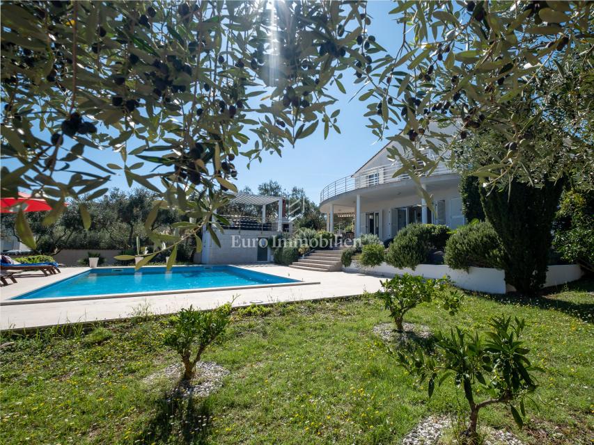 Opremljena vila z bazenom in prostornim vrtom