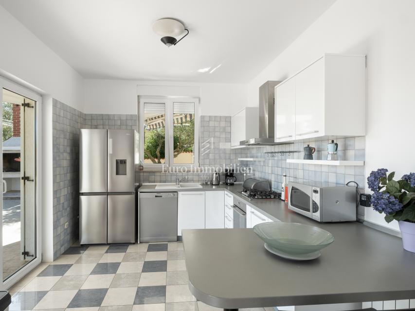 Opremljena vila z bazenom in prostornim vrtom