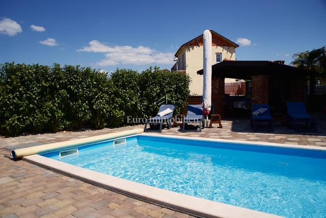 Samostojna hiša s štirimi apartmaji in bazenom