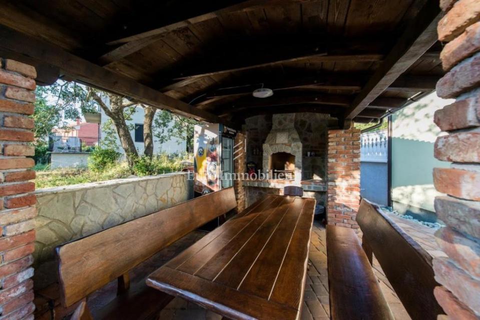 Samostojna hiša s štirimi apartmaji in bazenom