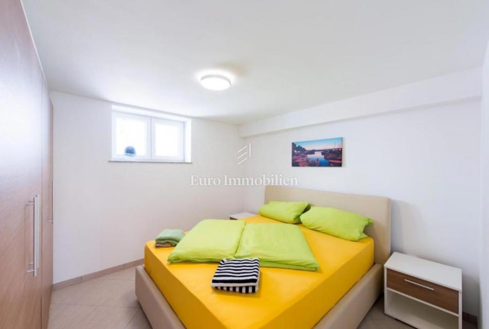 Samostojna hiša s štirimi apartmaji in bazenom