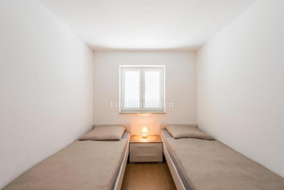 Samostojna hiša s štirimi apartmaji in bazenom