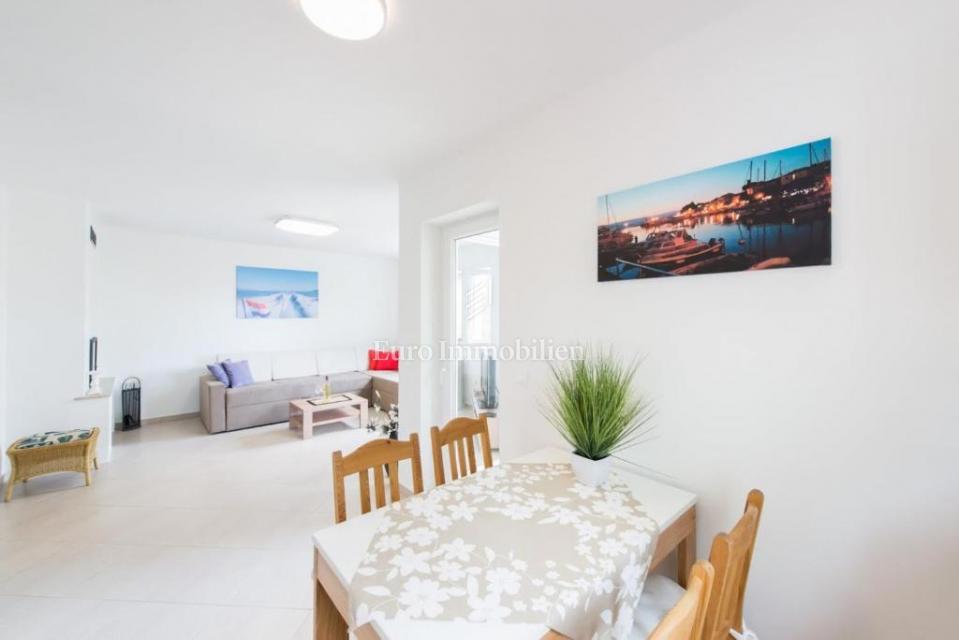 Samostojna hiša s štirimi apartmaji in bazenom