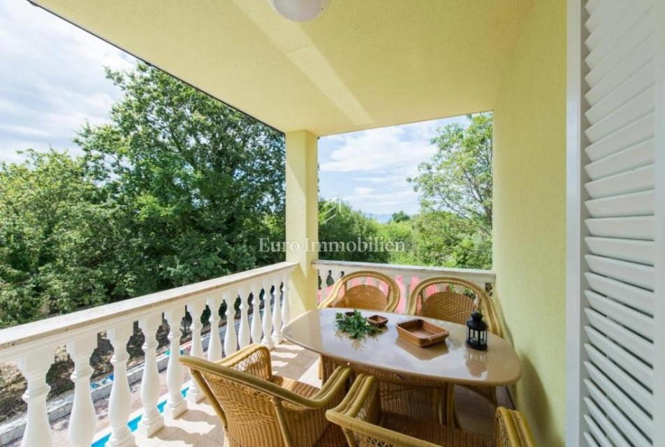 Samostojna hiša s štirimi apartmaji in bazenom