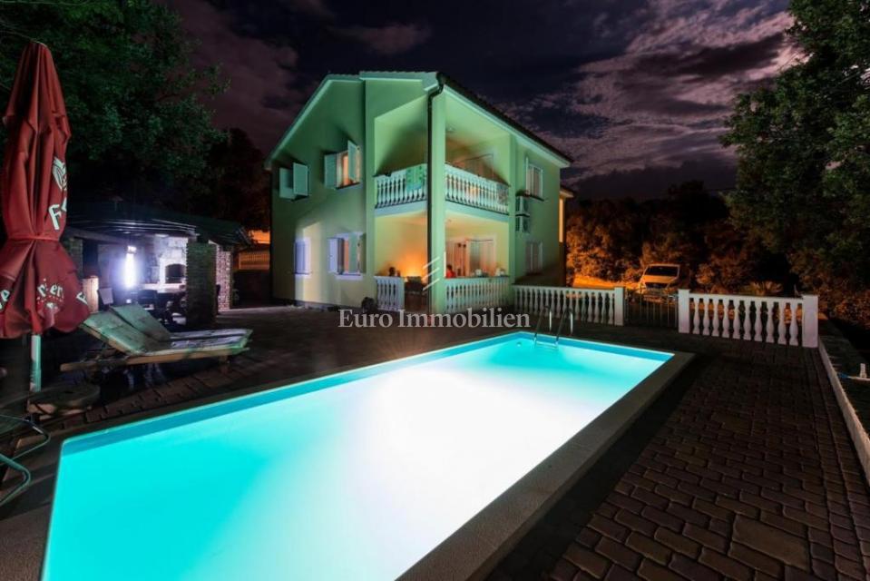 Samostojna hiša s štirimi apartmaji in bazenom