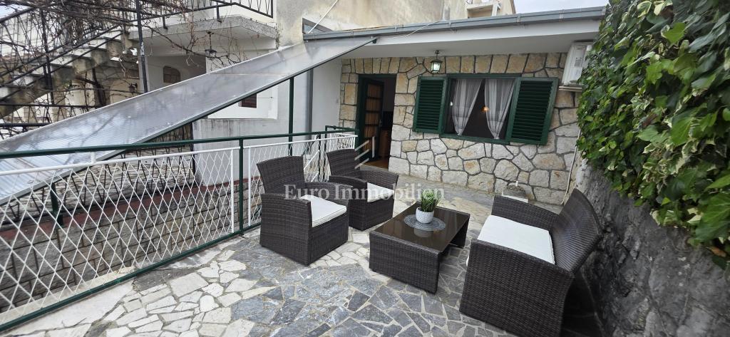 Hiša s teraso in pogledom na morje blizu plaže