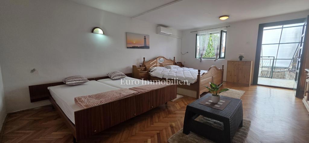 Hiša s teraso in pogledom na morje blizu plaže