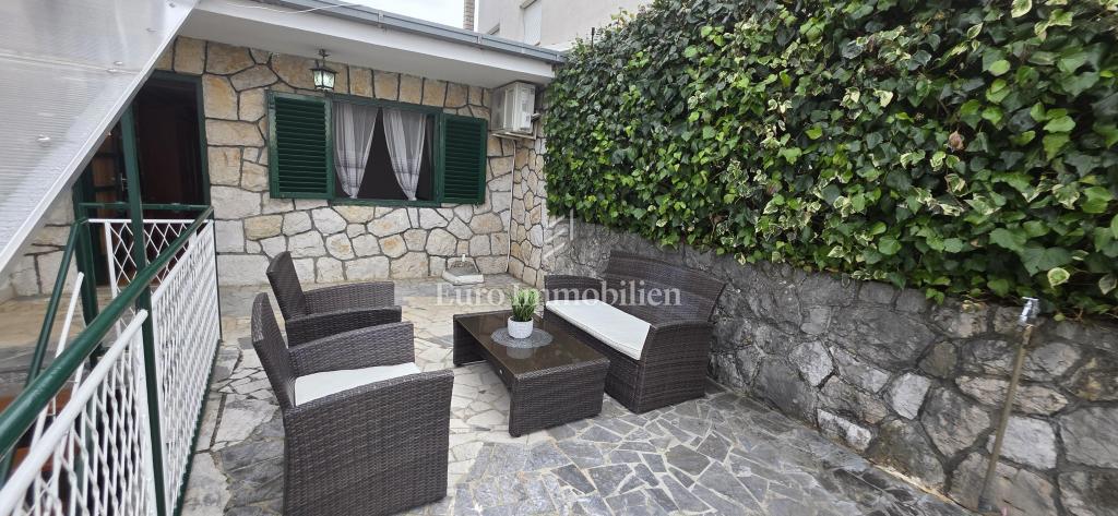 Hiša s teraso in pogledom na morje blizu plaže