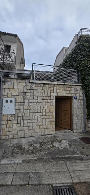 Hiša s teraso in pogledom na morje blizu plaže