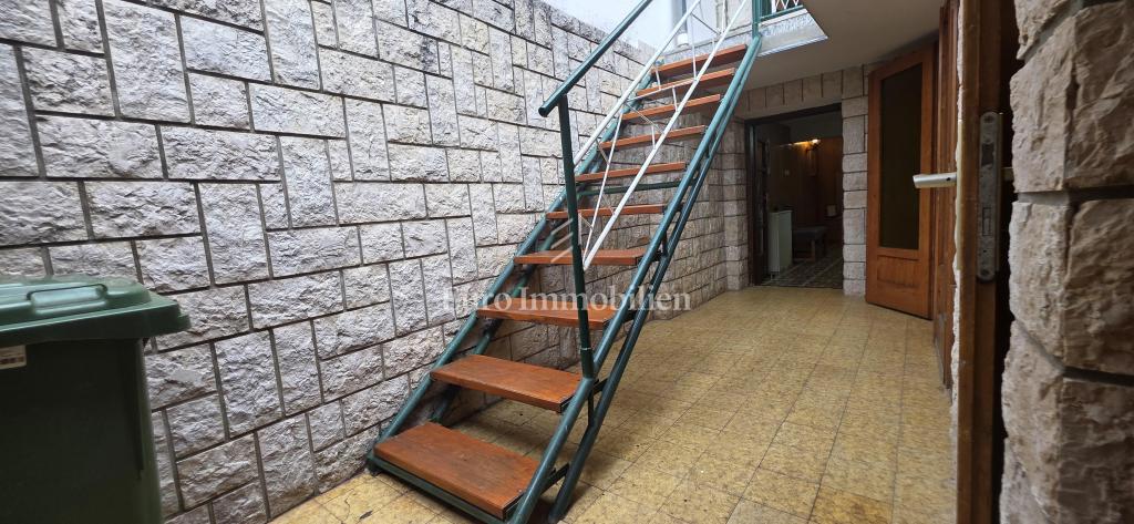 Hiša s teraso in pogledom na morje blizu plaže