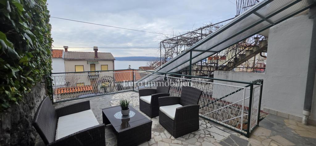 Hiša s teraso in pogledom na morje blizu plaže