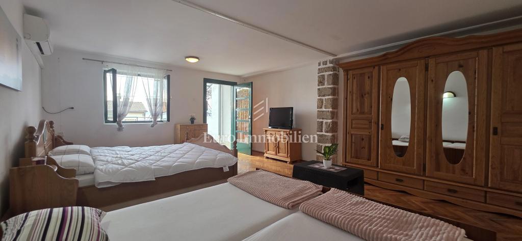 Hiša s teraso in pogledom na morje blizu plaže