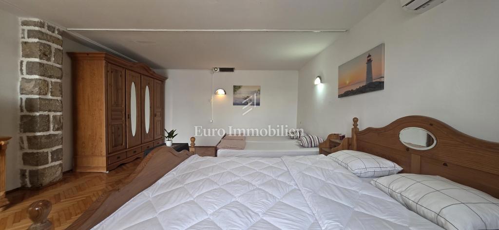 Hiša s teraso in pogledom na morje blizu plaže