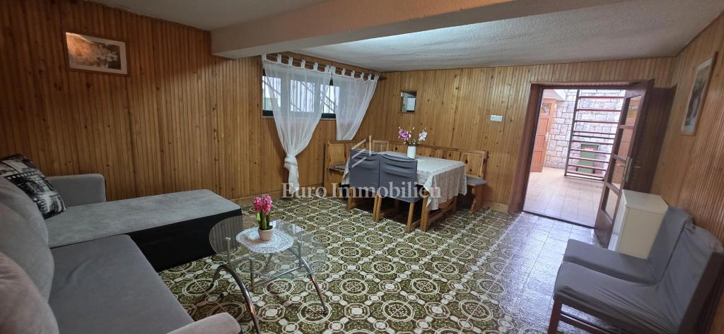 Hiša s teraso in pogledom na morje blizu plaže