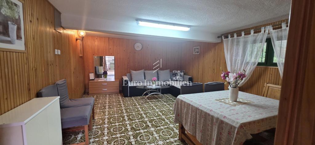 Hiša s teraso in pogledom na morje blizu plaže