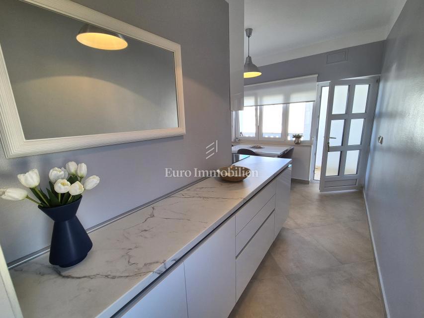 Opremljeno stanovanje s pogledom na morje