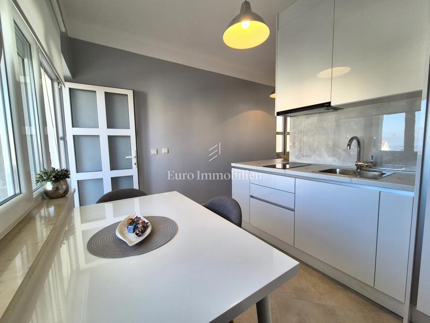 Opremljeno stanovanje s pogledom na morje