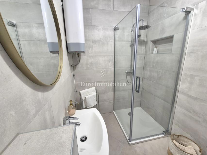 Opremljeno stanovanje s pogledom na morje